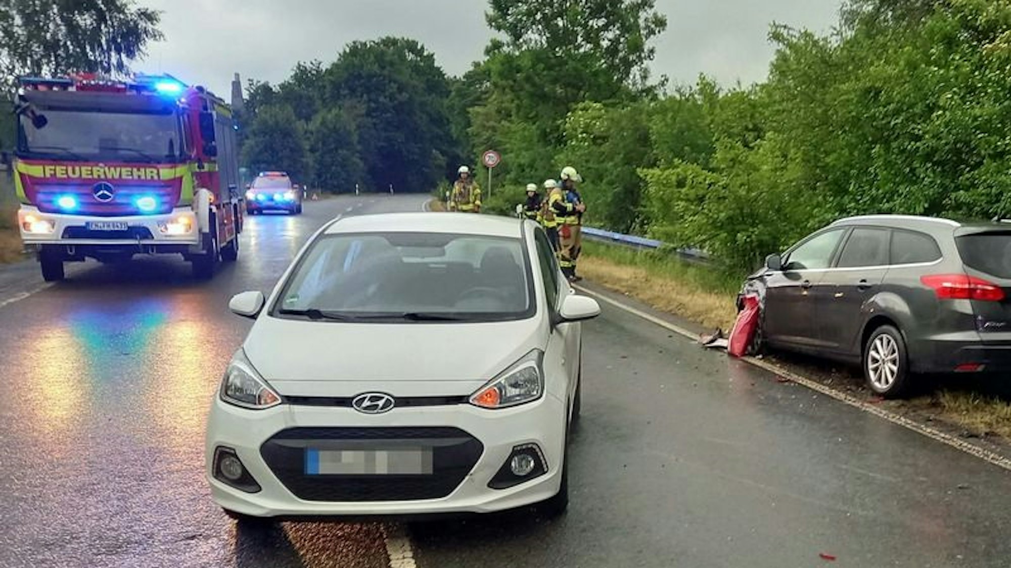 Einsatz der Feuerwehr Herdecke bei einem Verkehrsunfall. Die Freiwillige Feuerwehr Herdecke musste am Wochenende zu insgesamt fünf verschiedenen Einsätzen ausrücken.