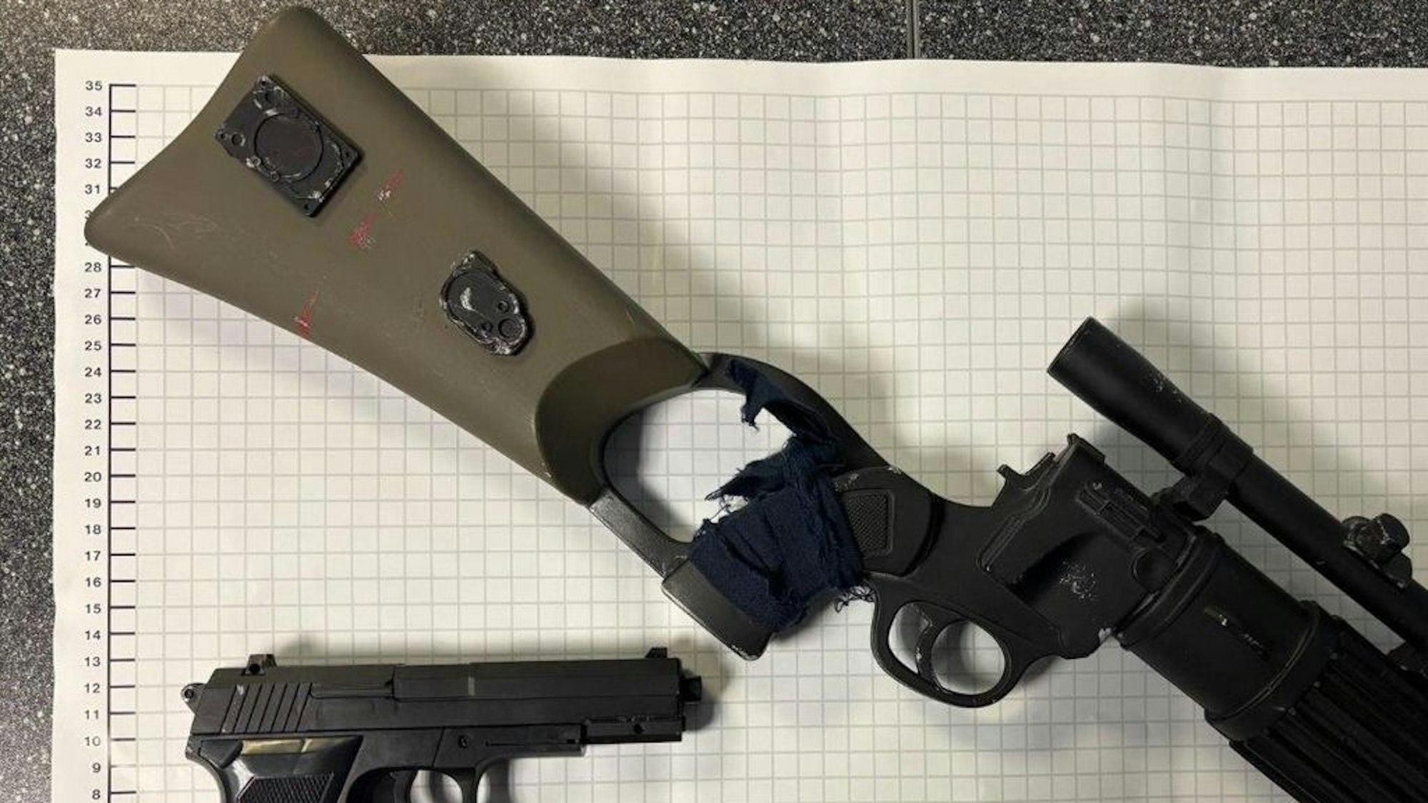 Beschlagnahmte Anscheinswaffen im Bochumer Hauptbahnhof. Ein 19-Jähriger auf dem Weg zum Japan-Tag in Düsseldorf führte diese täuschend echt aussehenden Waffen mit sich.