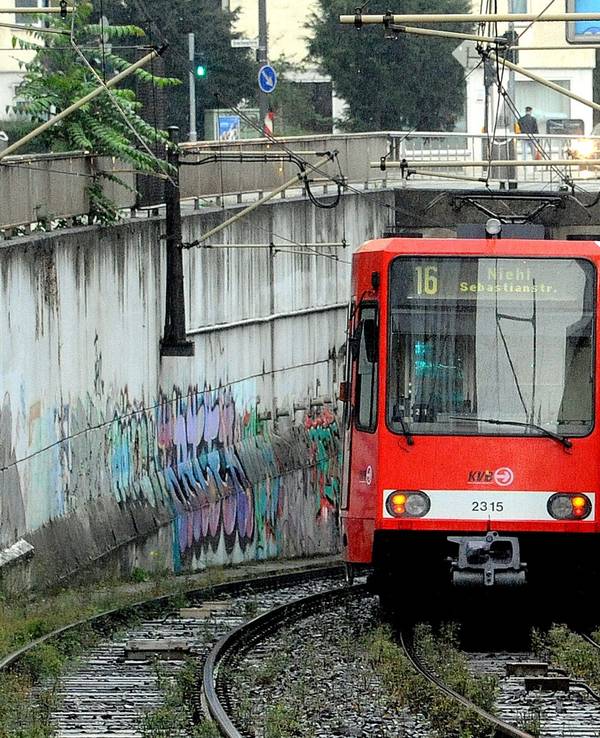 KVB Linie 16 fährt hinter Barbarossaplatz in U-Bahntunnel. Foto: EXPRESS / Alexander Schwaiger