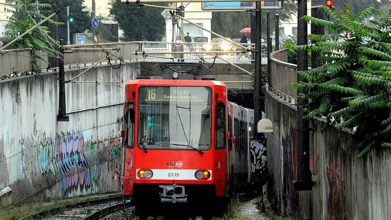 KVB Linie 16 fährt hinter Barbarossaplatz in U-Bahntunnel. Foto: EXPRESS / Alexander Schwaiger