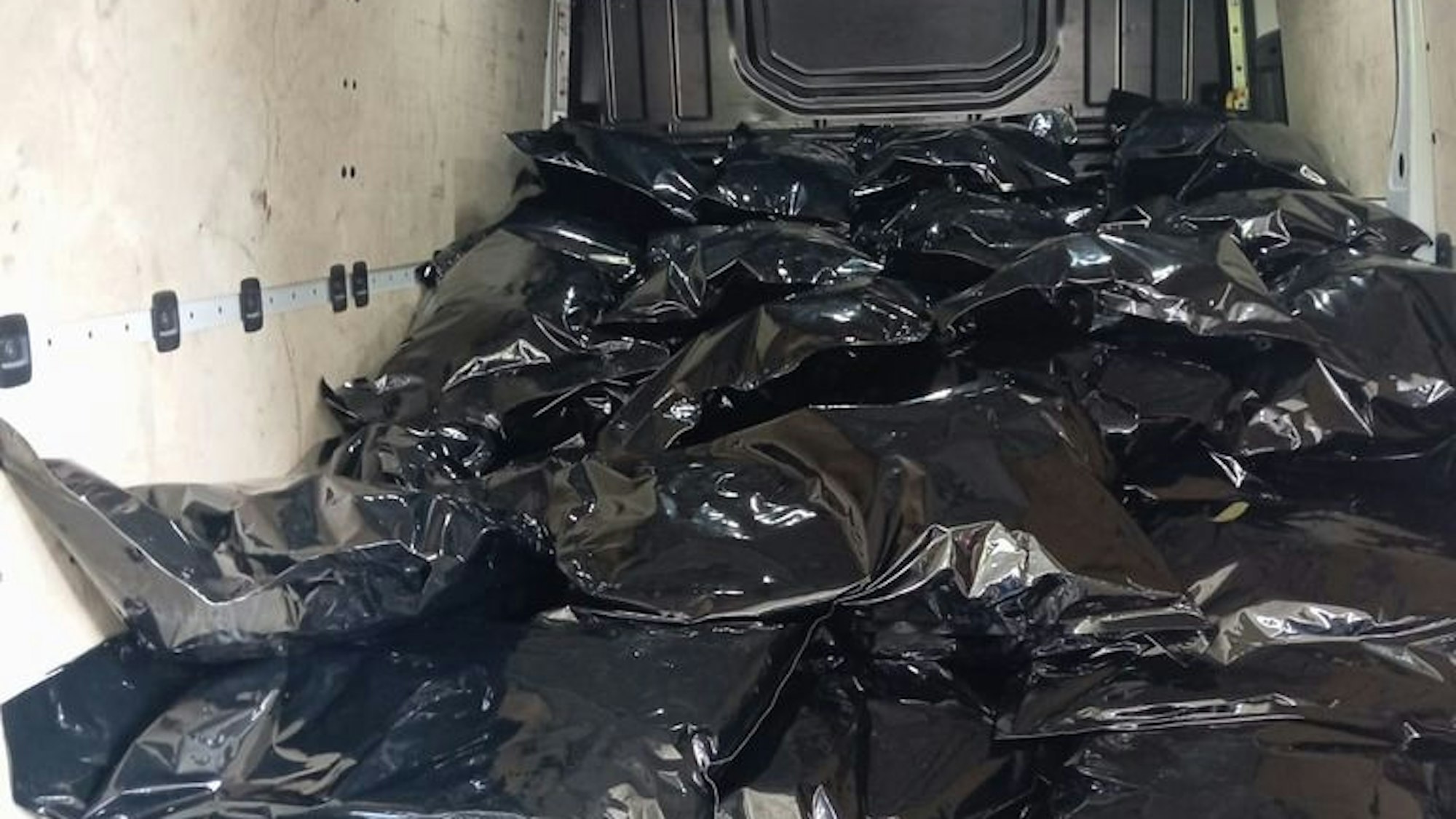 Beschlagnahmtes Cannabis in einem Kleintransporter nach Polizeikontrolle auf der A43.