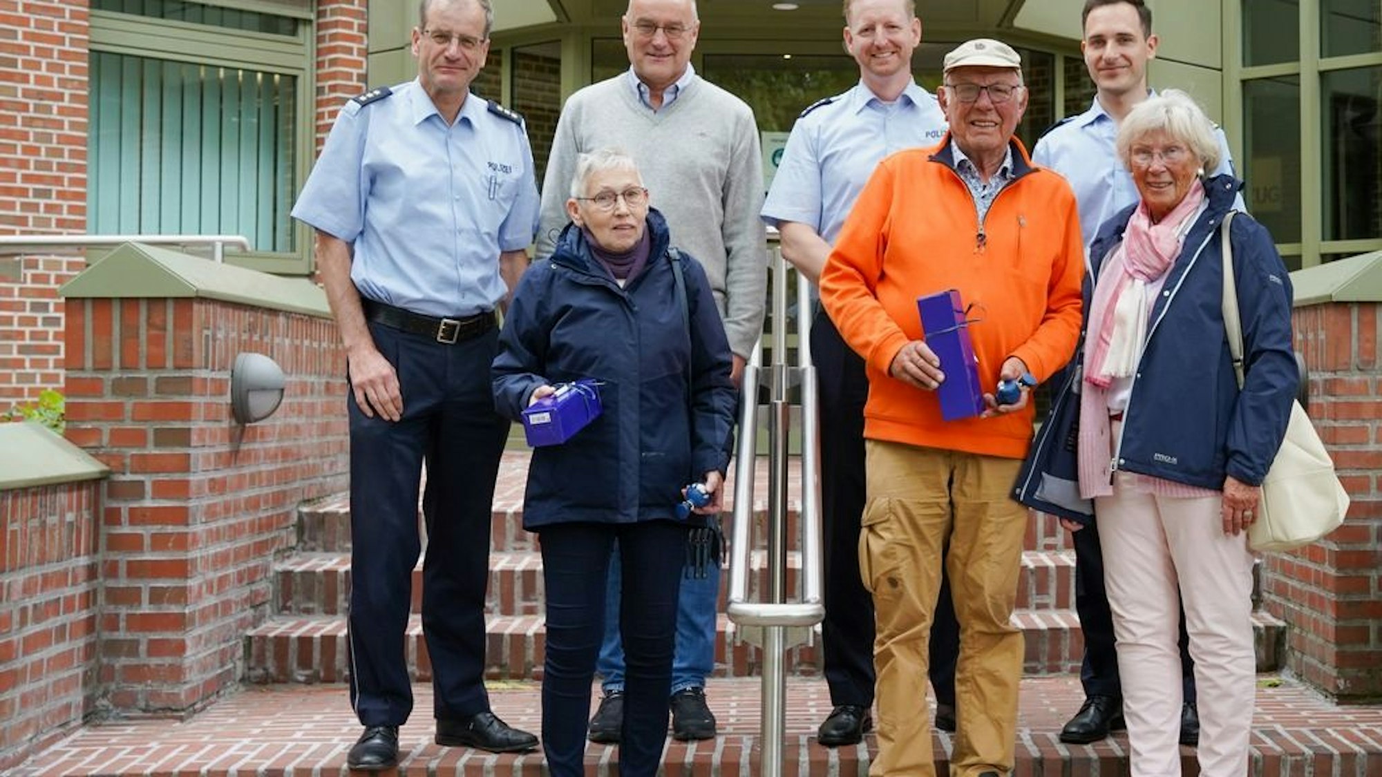 Polizeibeamte der Kreispolizeibehörde Coesfeld danken Senioren, die durch ihre Mithilfe die Festnahme von falschen Polizisten ermöglicht haben.