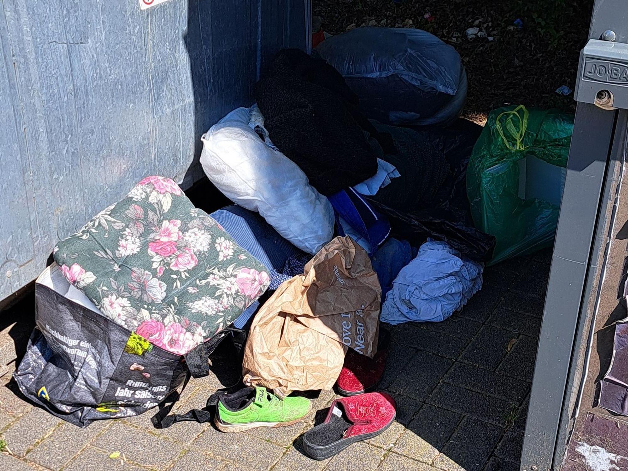 Müll liegt neben den Containern in Köln-Zündorf in der Houdainer Straße.