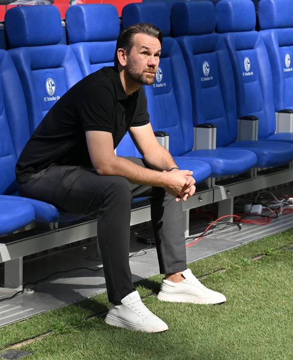 Thomas Kessler beim Gastspiel des 1. FC Köln auf Schalke auf der Bank von S04.