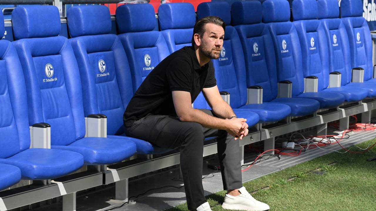 Thomas Kessler beim Gastspiel des 1. FC Köln auf Schalke auf der Bank von S04.
