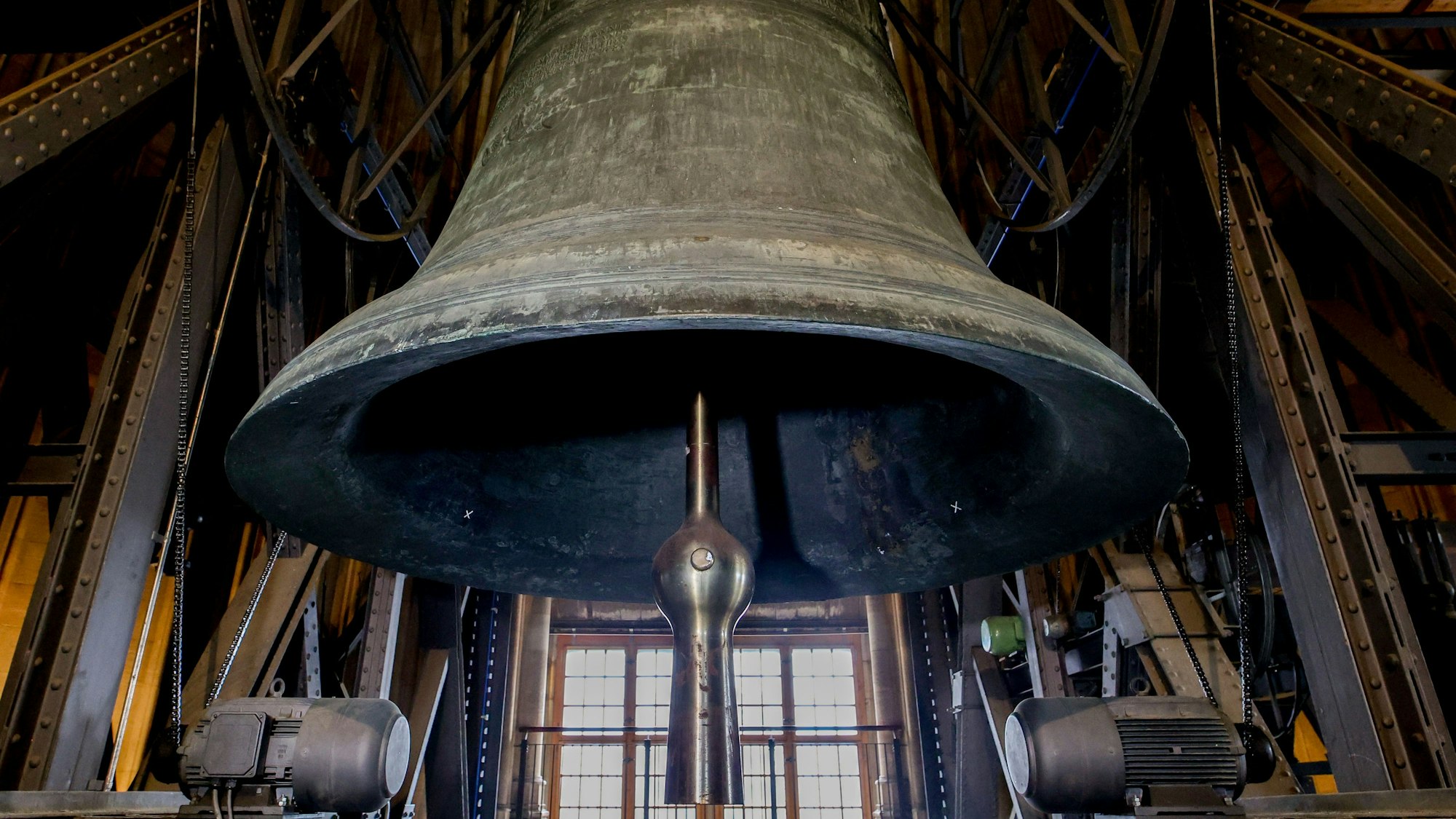 Die Petersglocke im Kölner Dom erklingt heute ausnahmsweise außer der Reihe.