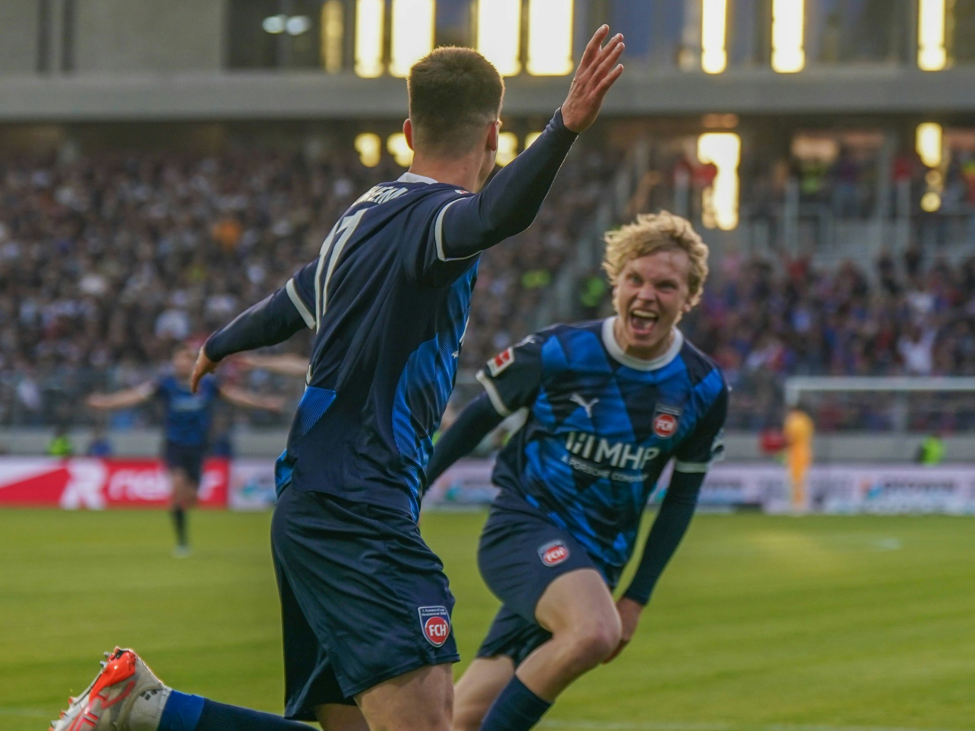 Der 1. FC Heidenheim hat sich am Montagabend (25. Mai 2025) mit einem 2:1-Sieg in der Relegation gegen Elversberg in die Bundesliga gerettet.