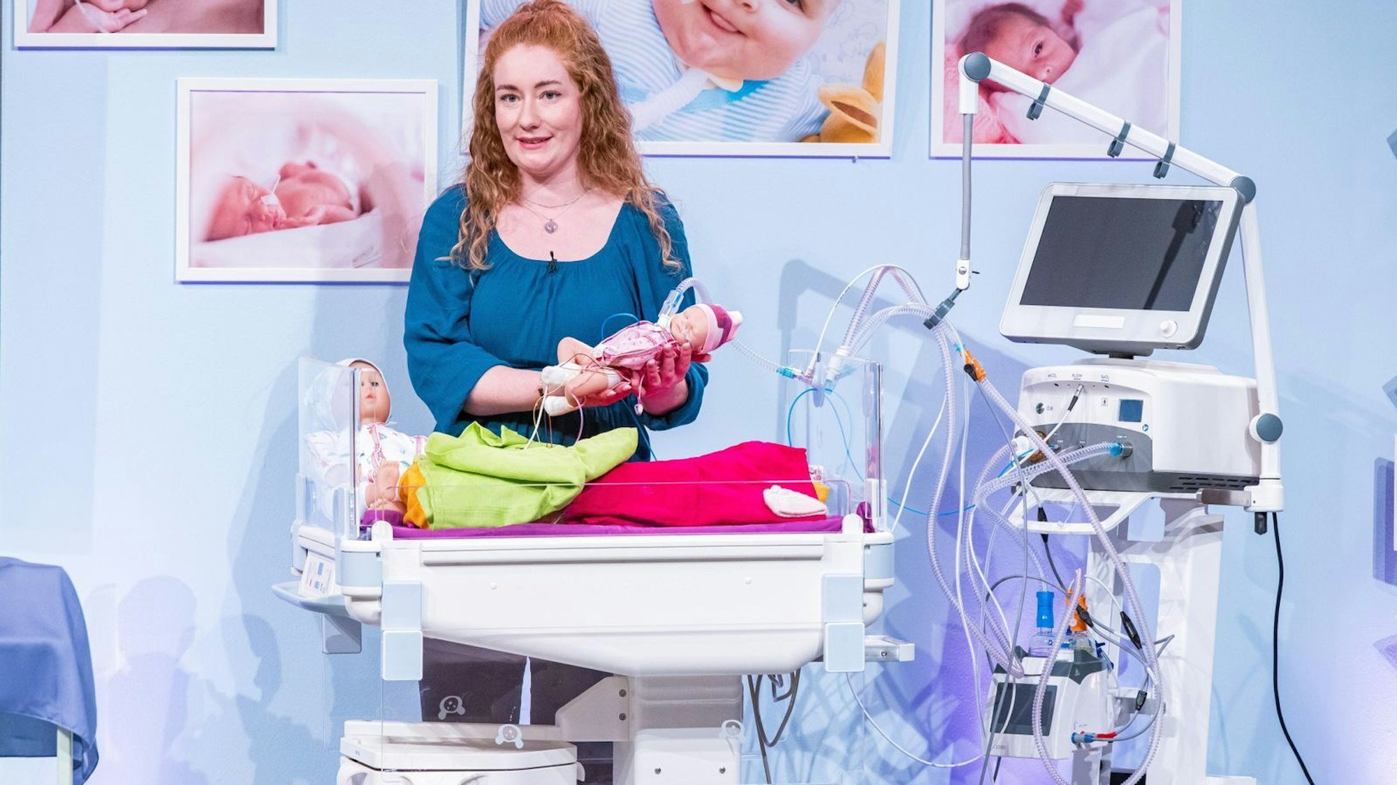 Gründerin Jennifer berichtete in der Sendung, wie kompliziert ihre erste Geburt verlief. Ihr Sohn war ein Frühchen, kam 16 Wochen zu früh zur Welt. (Bild: RTL / Bernd-Michael Maurer)