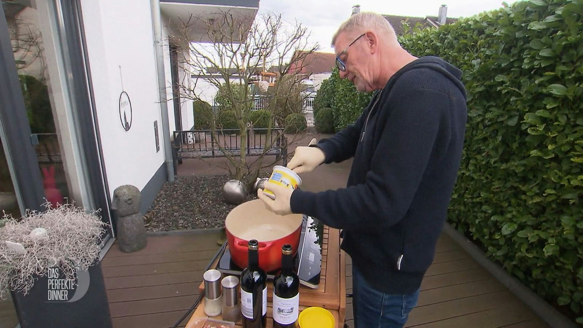 Um die Dunstabzugshaube zu schonen, schmort Uli sein Bœuf bourguignon lieber draußen.
(Bild: RTL)