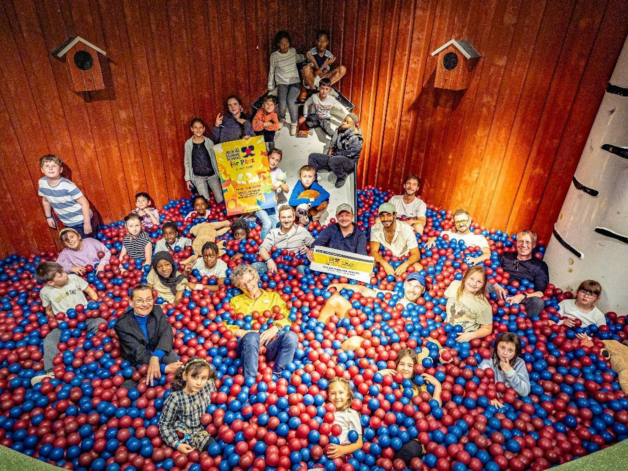 Die Band Planschemlöör liegt im Bällebad.