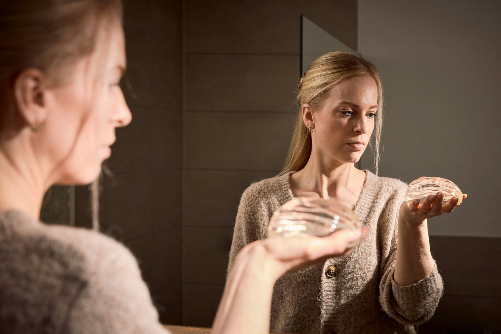 Lauren (36) hält nach zehn Jahren das Implantat in der Hand, das sie lange sehr krank gemacht hatte. (Bild: ZDF/Dawin Meckel/OSTKREUZ)