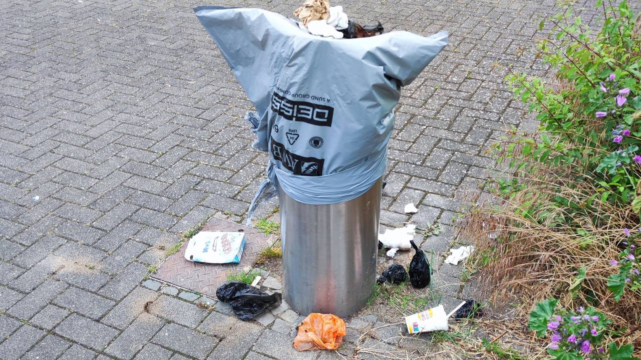 An der Haltestelle Köln-Holweide wurde dieser Mülleimer zugeklebt.