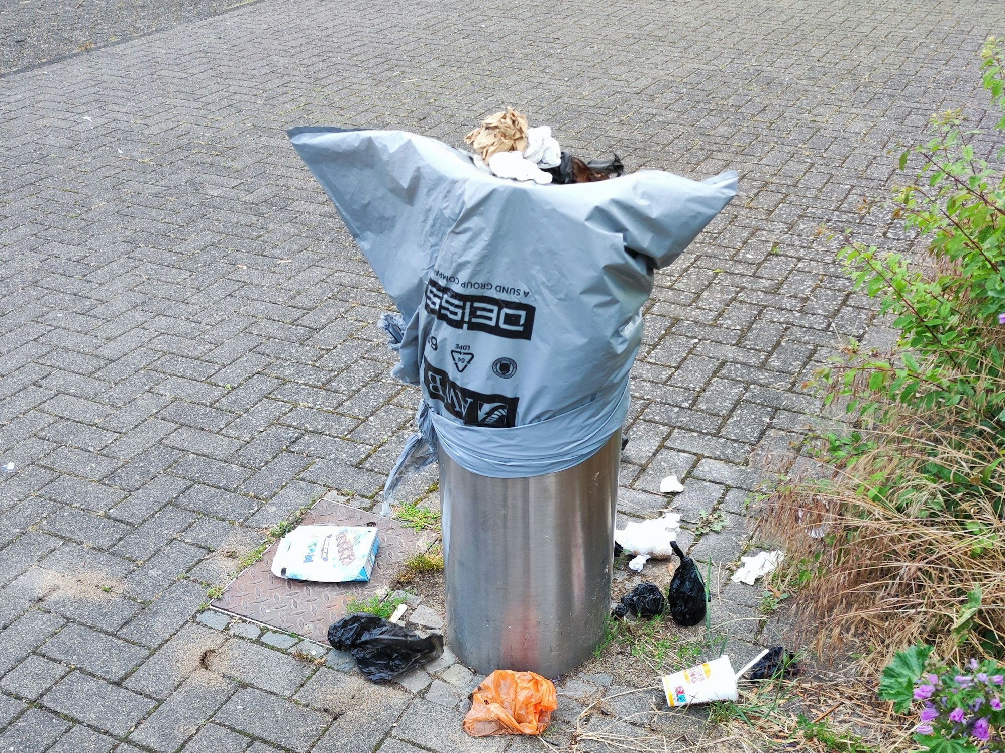 An der Haltestelle Köln-Holweide wurde dieser Mülleimer zugeklebt.