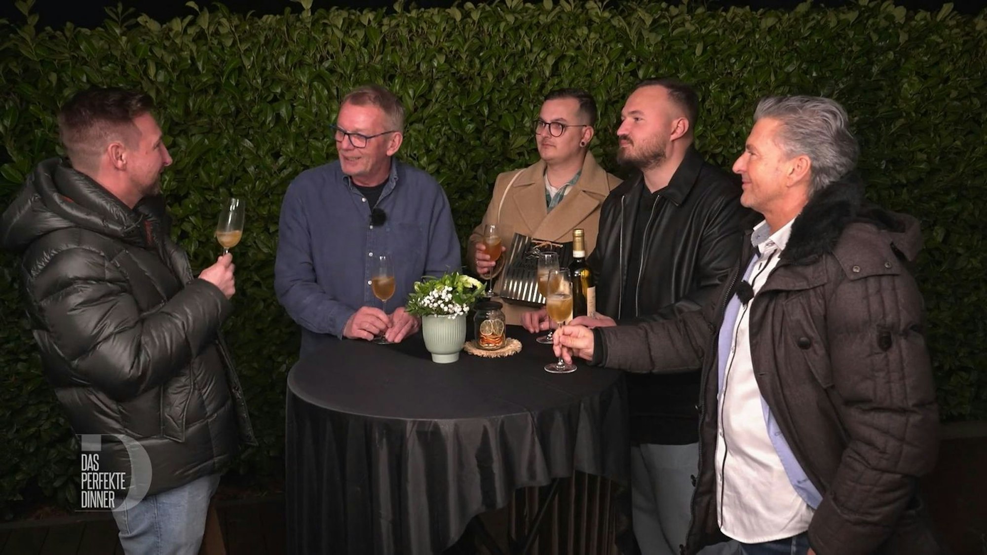 Die erste Überraschung: Diese Woche sind nur Männer dabei. Die zweite Überraschung: Mike und Uli kennen sich ganz entfernt und sind fast Nachbarn.
(Bild: RTL)