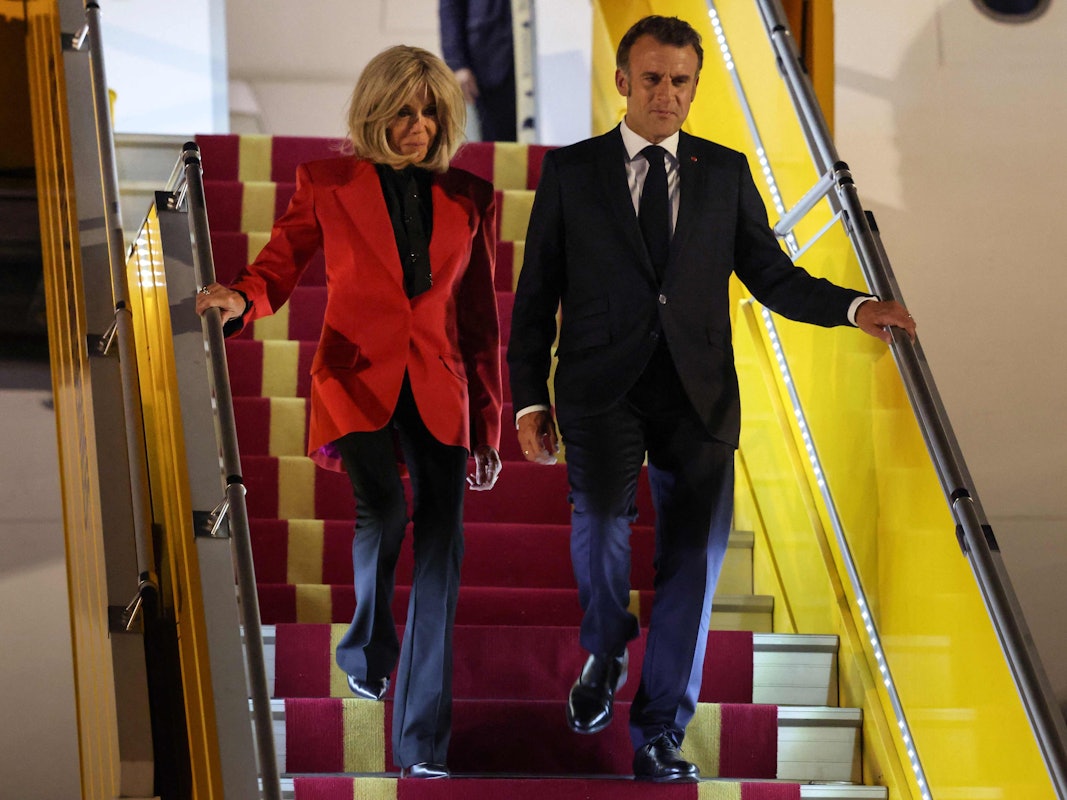 Frankreichs Präsident Emmanuel Macron und seine Frau Brigitte Macron steigen bei ihrer Ankunft auf dem internationalen Flughafen Noi Bai in Hanoi am 25. Mai 2025 aus dem Flugzeug aus.