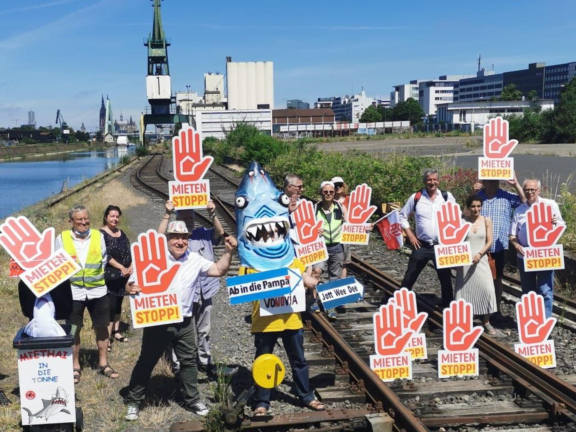 Menschen halten Schilder bei einer Demo.