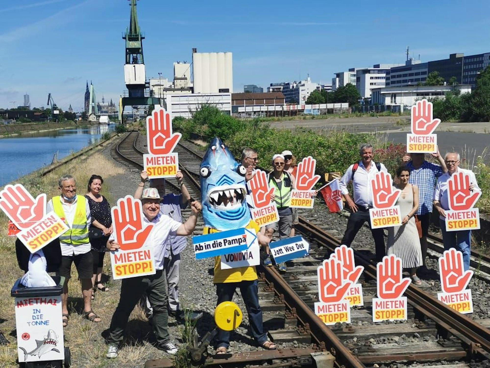 Menschen halten Schilder bei einer Demo.