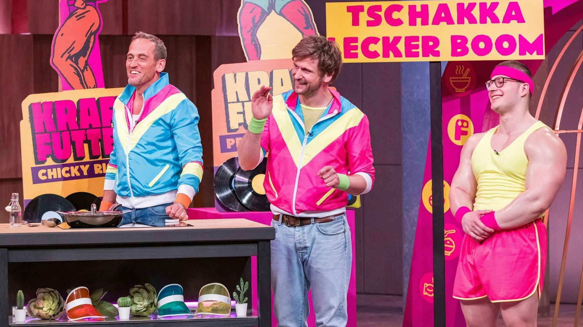 Starker Auftritt, leckeres Produkt - und dann eine herbe Enttäuschung: Star-Schauspieler Steve Windolf (Mitte) hatte sich seine „Kraftfutter“-Präsentation eigentlich ganz anders vorgestellt. (Bild: RTL / Bernd-Michael Maurer)