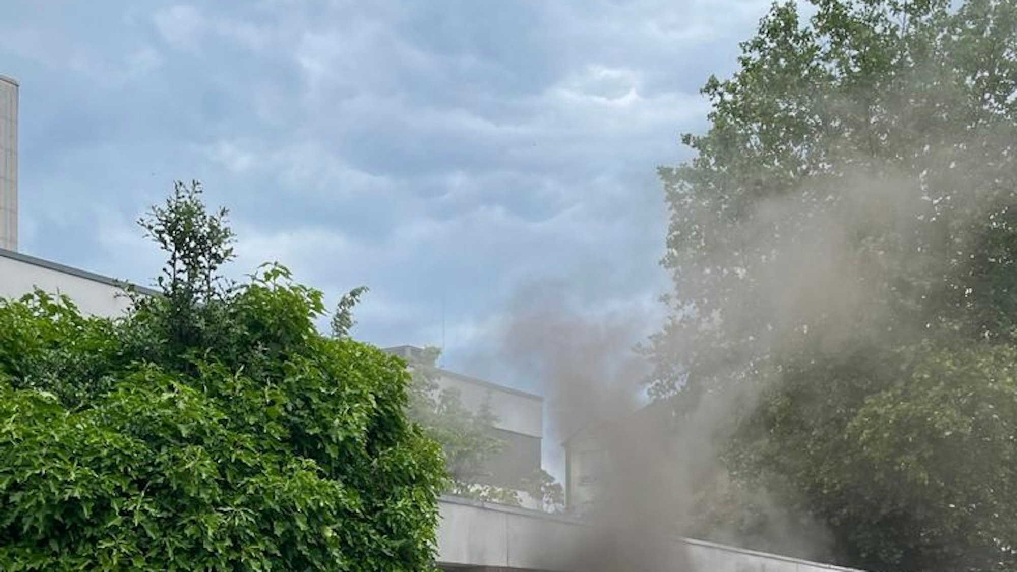 Feuerwehreinsatz bei einem Brand in einer Garagenanlage in Dinslaken
