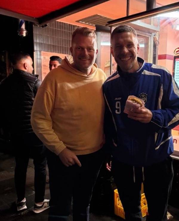 Wilke Stroman und Lukas Podolski essen Burger.