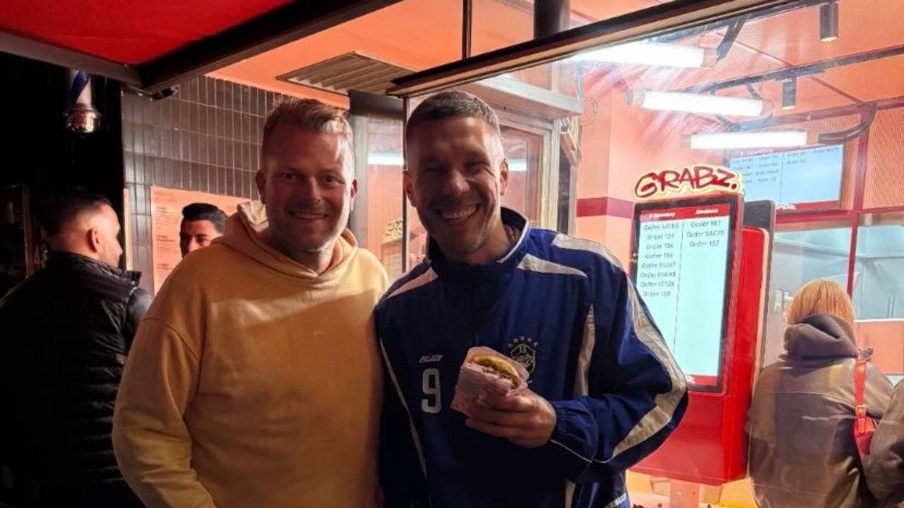 Wilke Stroman und Lukas Podolski essen Burger.