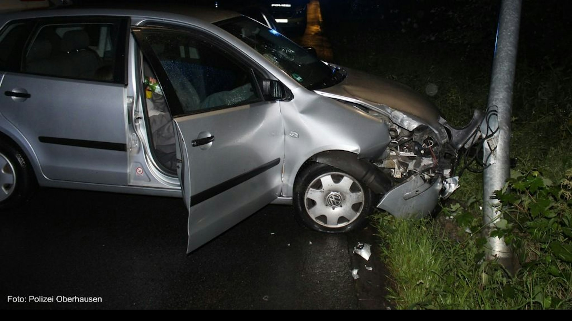 Nächtlicher Verkehrsunfall auf der Hiesfelder Straße in Oberhausen. Ein 18-jähriger Fahrer verlor die Kontrolle über seinen VW Polo und kollidierte mit einer Straßenlaterne. Beide Insassen wurden verletzt.