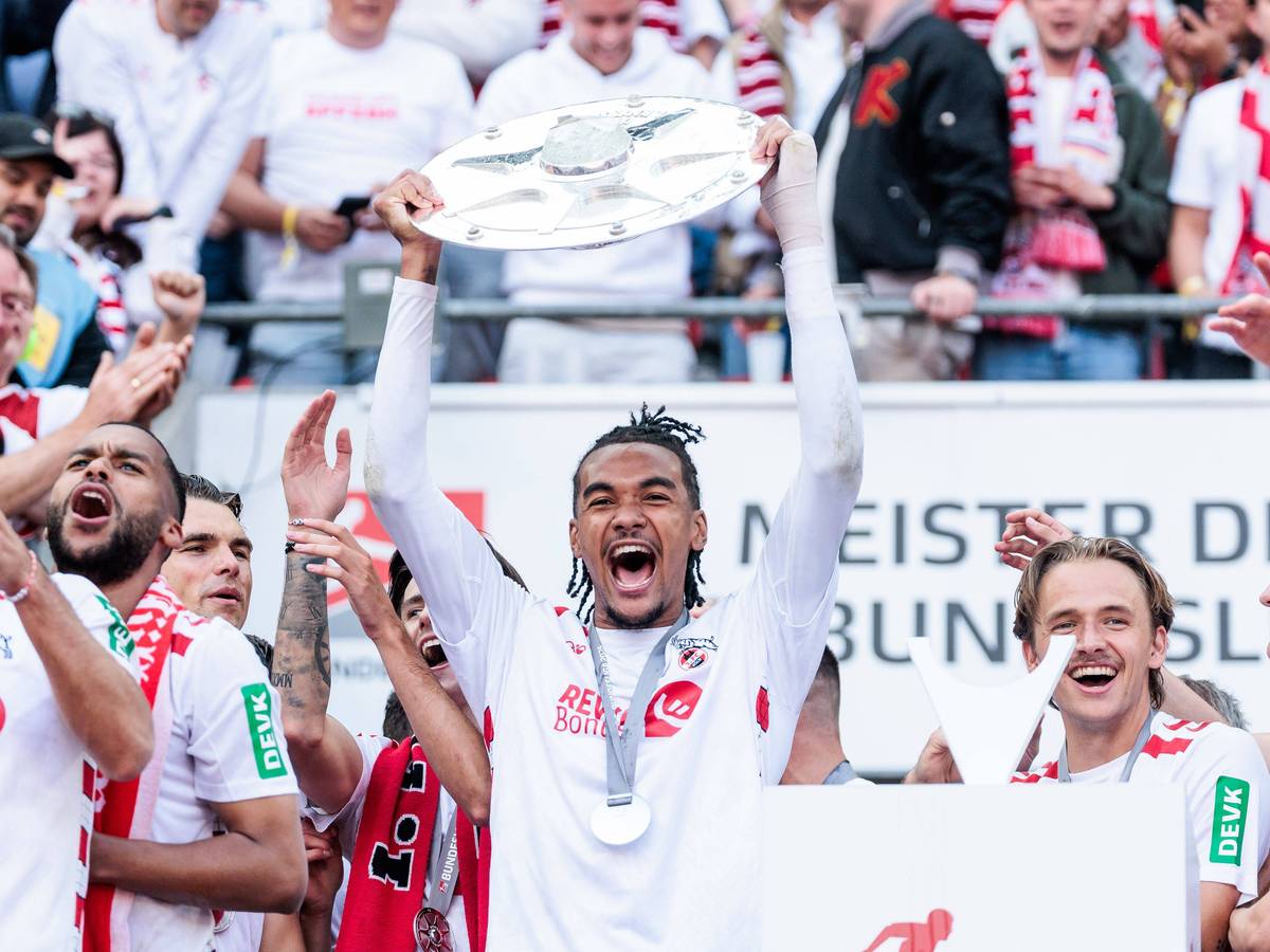 Stürmer Damion Downs (1. FC Köln) bei der Aufstiegsfeier.