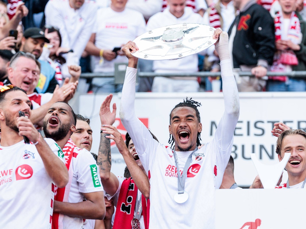 Stürmer Damion Downs (1. FC Köln) bei der Aufstiegsfeier.