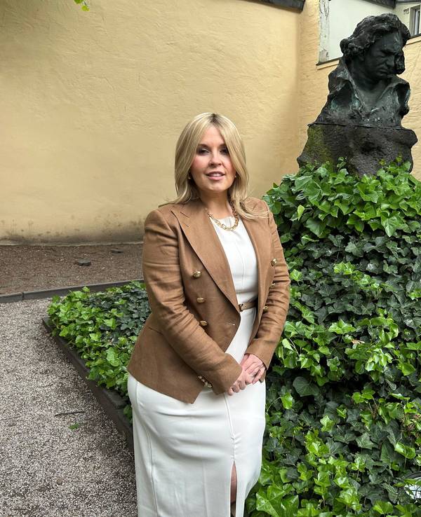 Maite Kelly vor einem Beethoven-Denkmal.