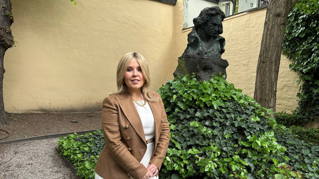 Maite Kelly vor einem Beethoven-Denkmal.