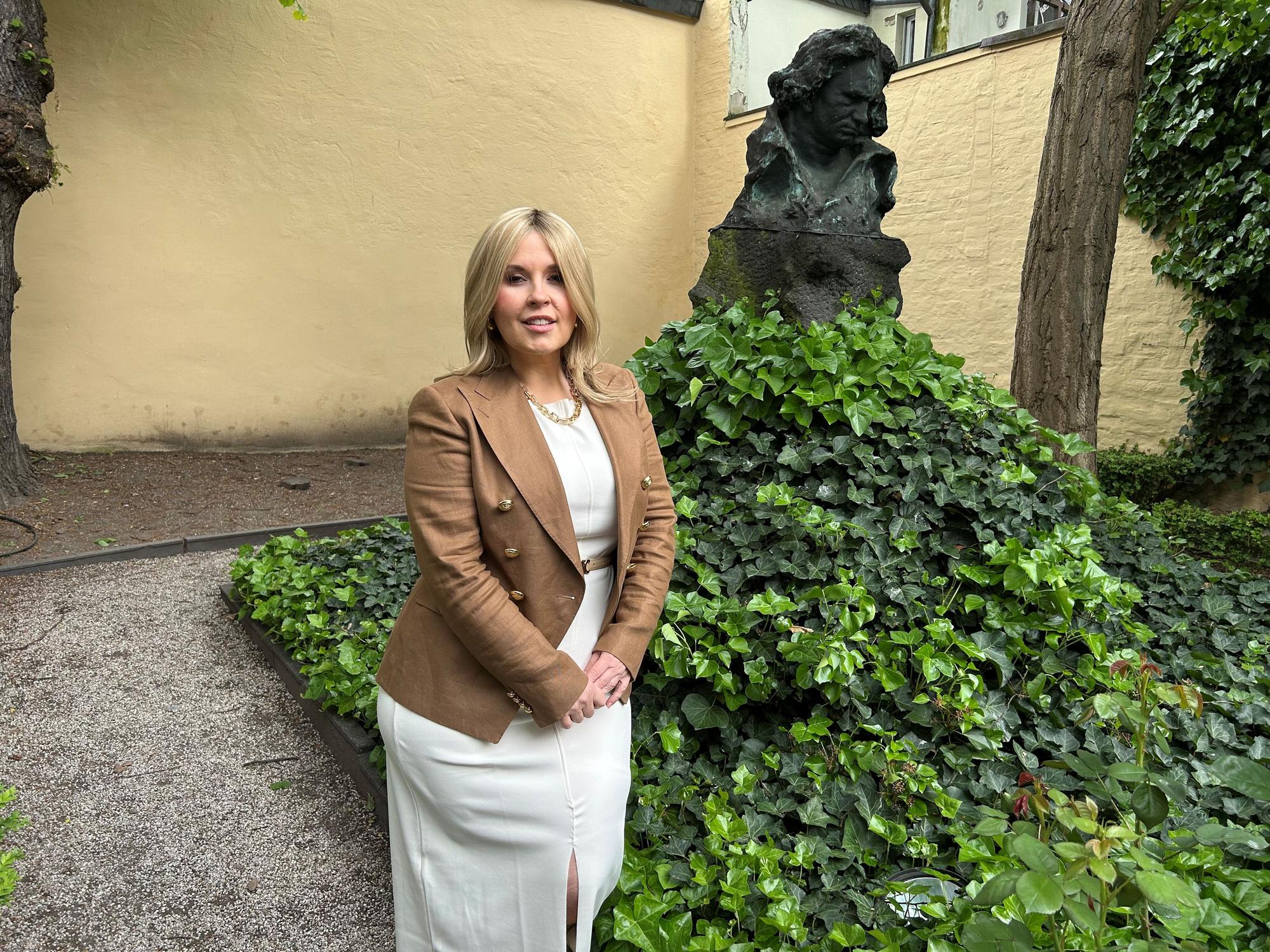 Maite Kelly vor einem Beethoven-Denkmal.