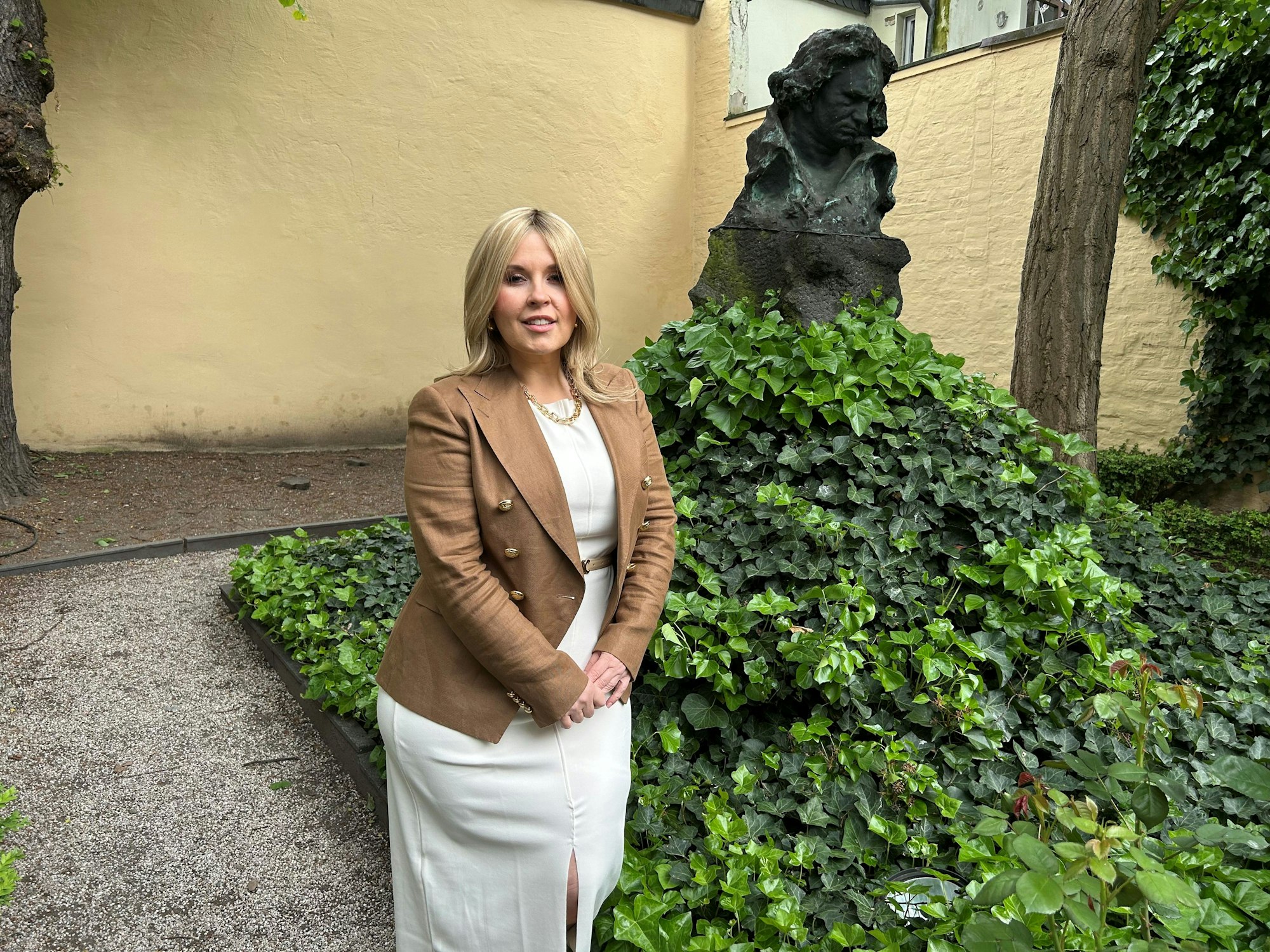 Maite Kelly vor einem Beethoven-Denkmal.