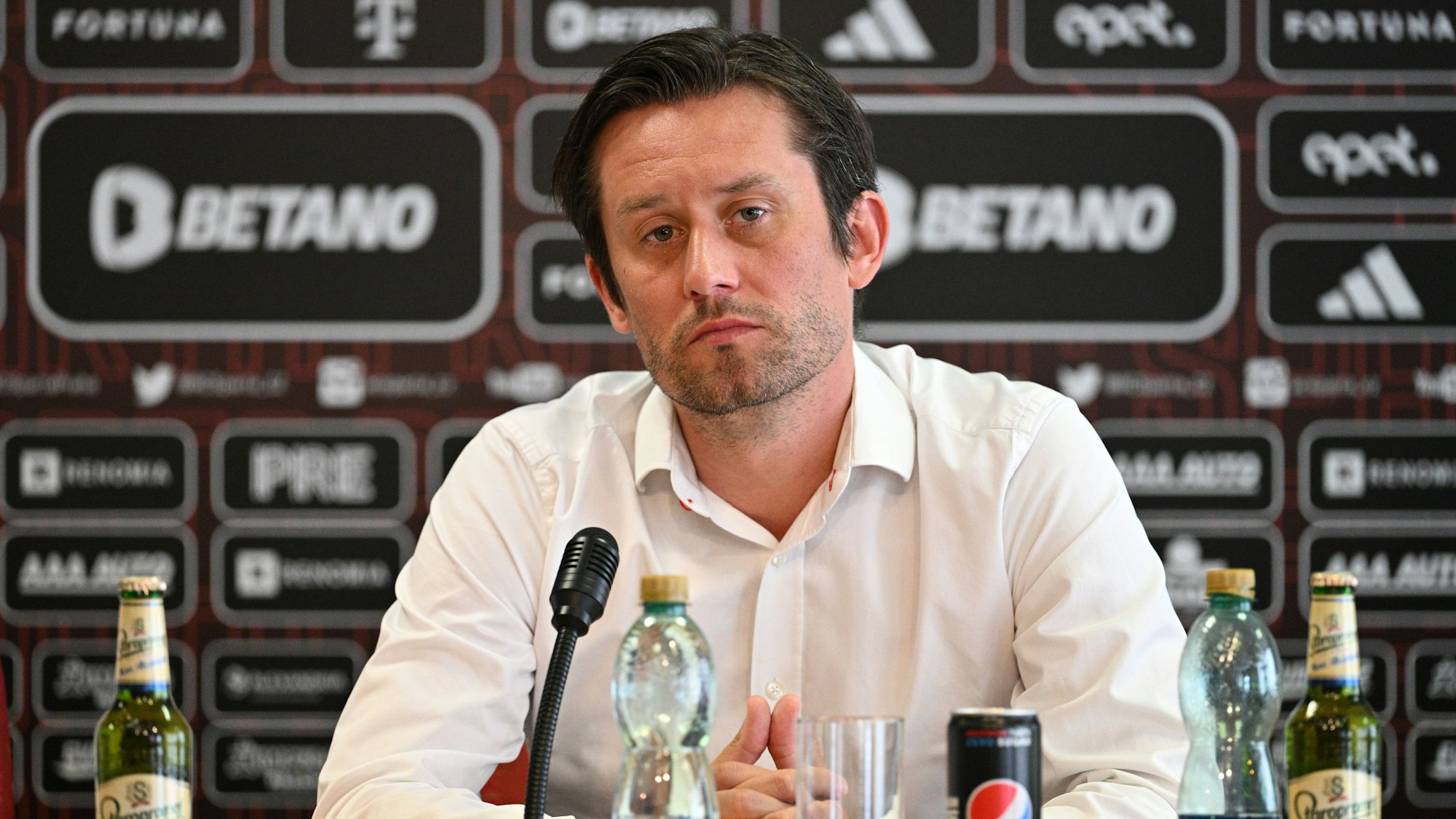 Tomas Rosicky am 19. Juli 2023 bei einer Pressekonferenz.
