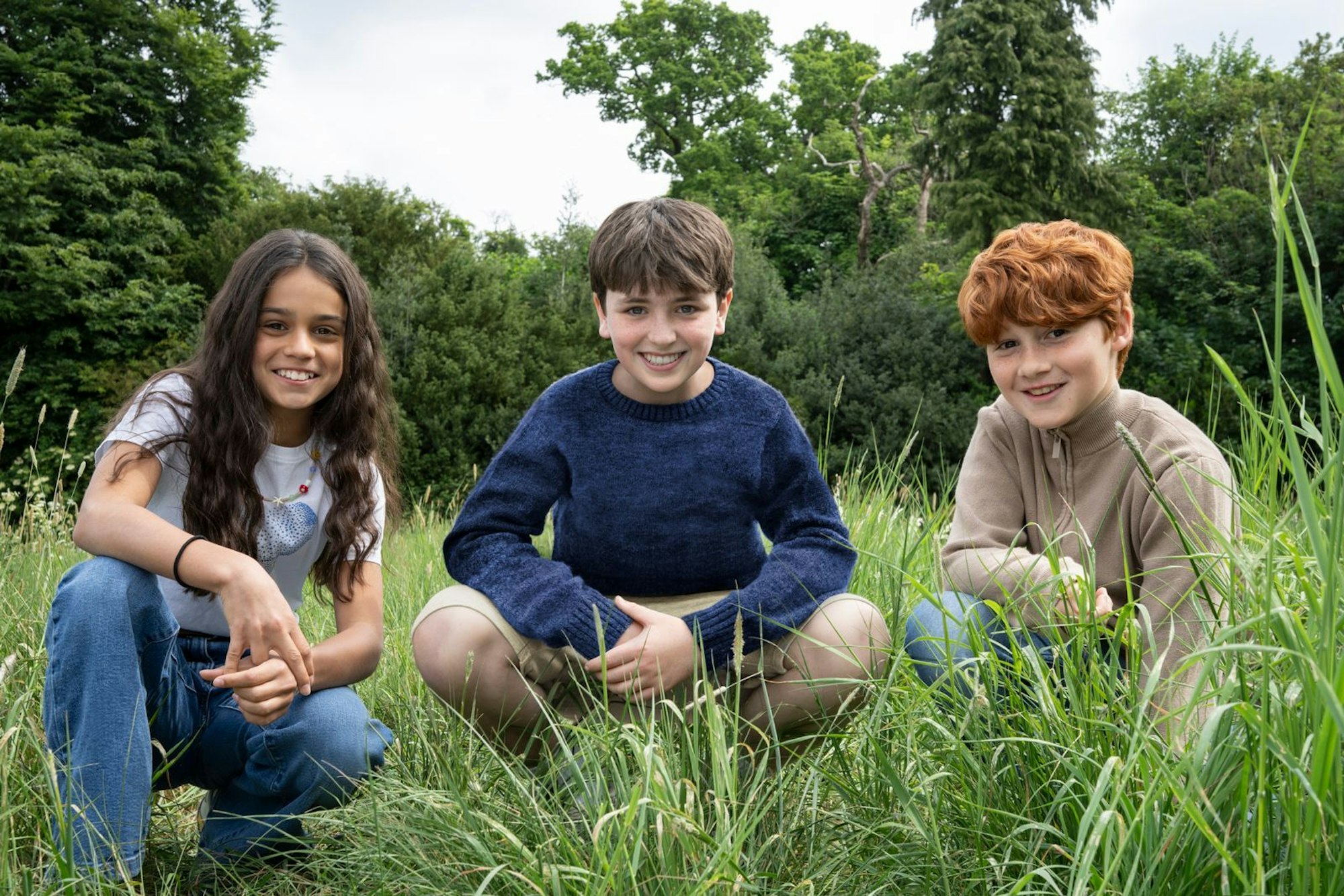 Sie treten in große Fußstapfen: In der neuen „Harry Potter“-Serie werden Dominic McLaughlin (Mitte) als Harry Potter, Arabella Stanton als Hermine Granger und Alastair Stout als Ron Weasley zu sehen sein. (Bild: HBO / Aidan Monaghan)