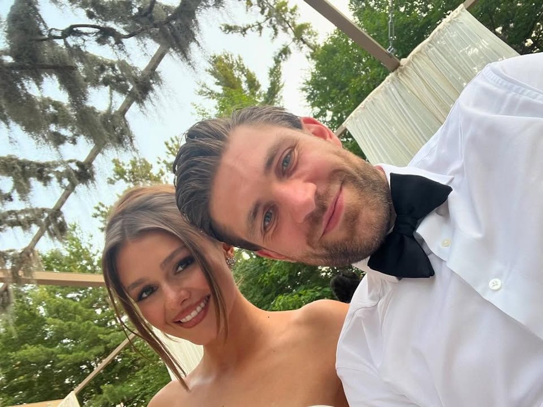 Leon Draisaitl mit seiner Verlobten Celeste Desjardins.