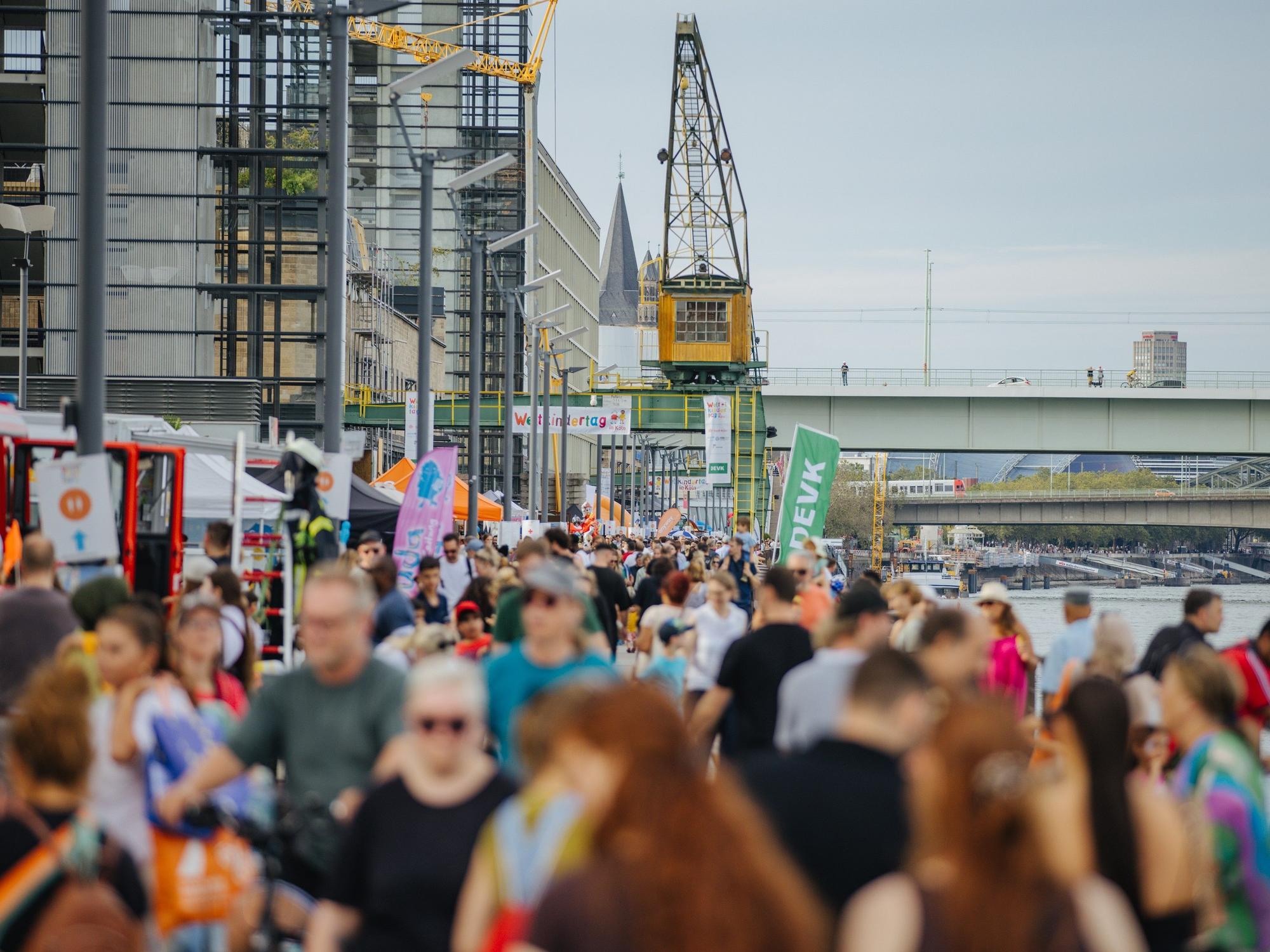 Der Weltkindertag im Kölner Rheinauhafen.