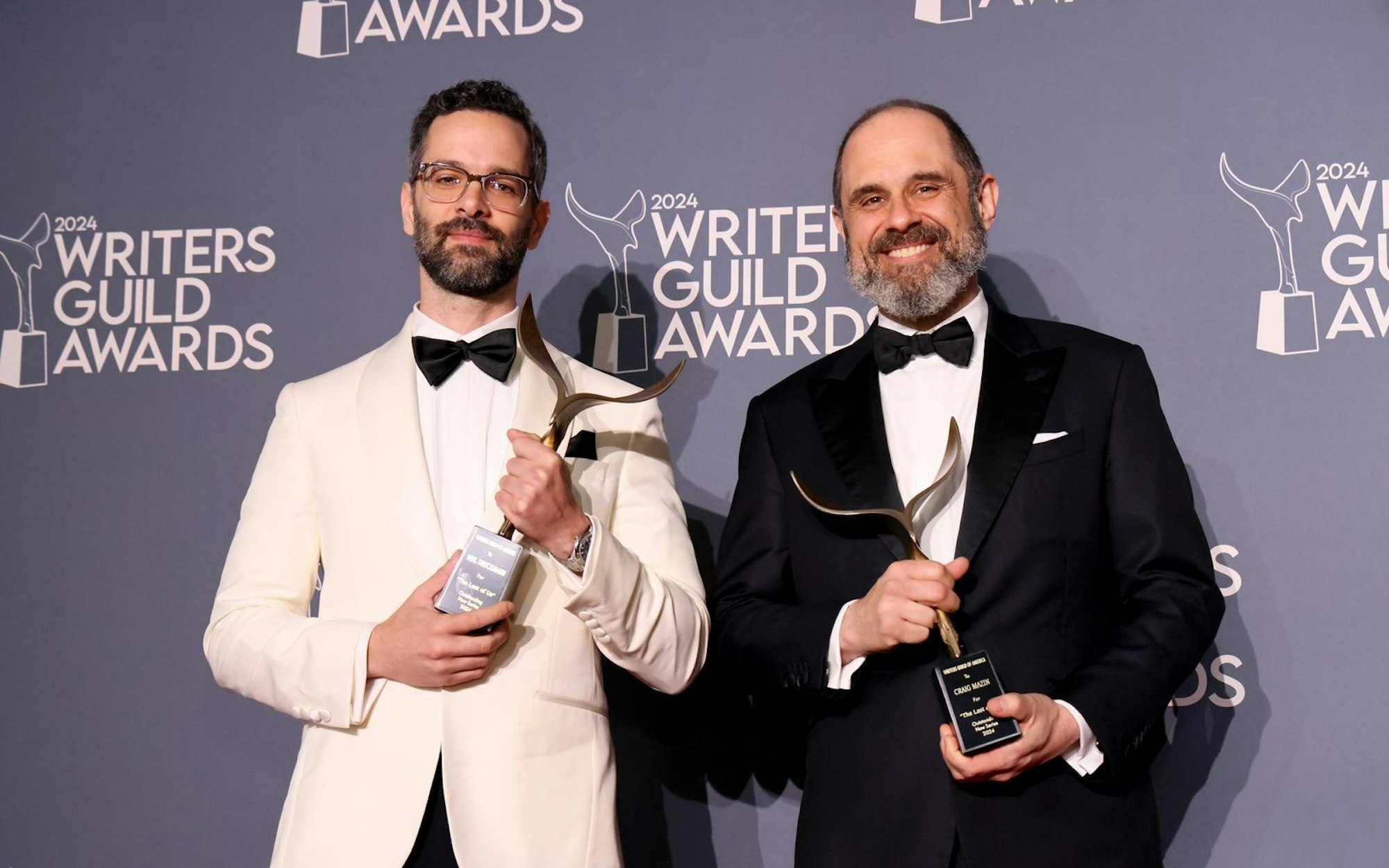 Neil Druckmann (links) und Craig Mazin sind die kreativen Köpfe hinter den Serien-Hit „The Last of Us“. (Bild: 2024 Getty Images/Rodin Eckenroth)
