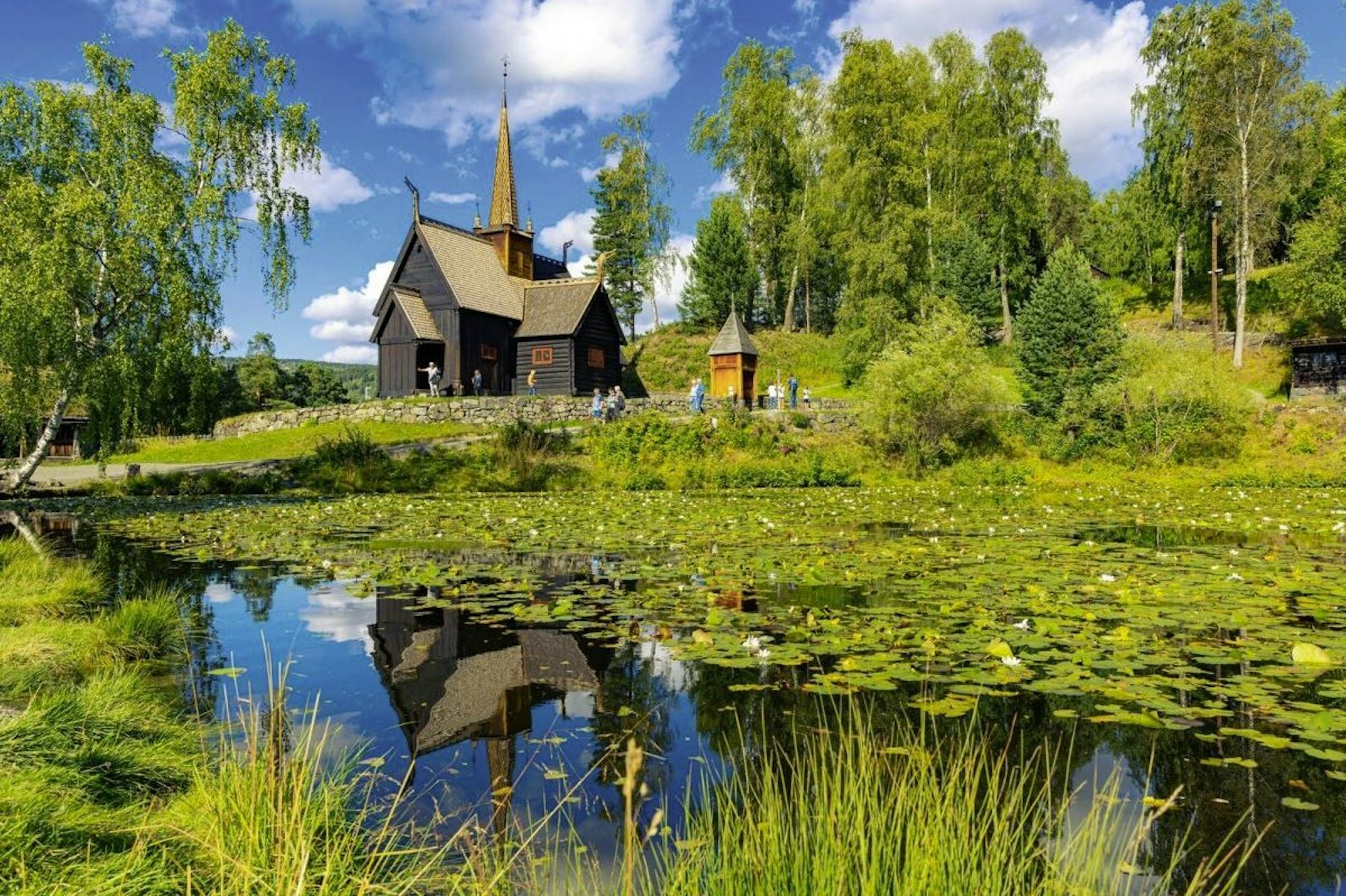 Die bekannte Stabkirche Garmo hat eine bewegte Geschichte: Sie wurde im 12. Jahrhundert in Garmo errichtet, Ende des 19. Jahrhunderts abgerissen und 1921 in Lillehammer aus Originalteilen wieder aufgebaut.