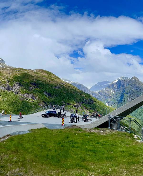 Der Aussichtspunkt Utsikten auf der Landschaftsroute Gaularfjellet bietet einen spektakulären Blick auf Berge und Täler.