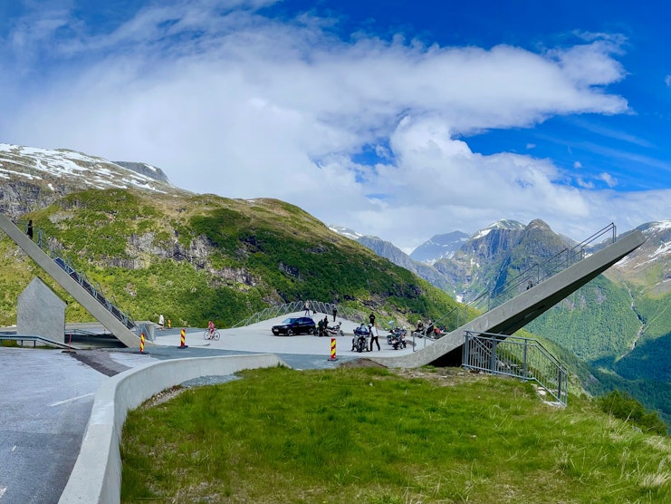 Der Aussichtspunkt Utsikten auf der Landschaftsroute Gaularfjellet bietet einen spektakulären Blick auf Berge und Täler.