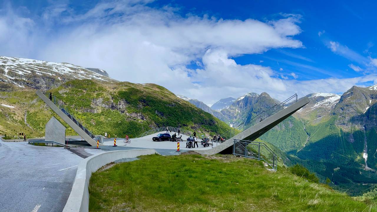 Der Aussichtspunkt Utsikten auf der Landschaftsroute Gaularfjellet bietet einen spektakulären Blick auf Berge und Täler.