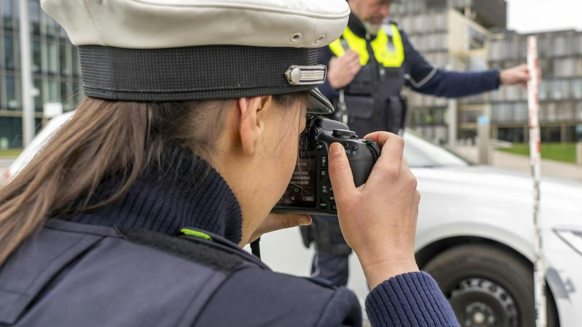Polizeieinsatz bei der Dokumentation von Verkehrsunfallspuren im Kreis Mettmann.