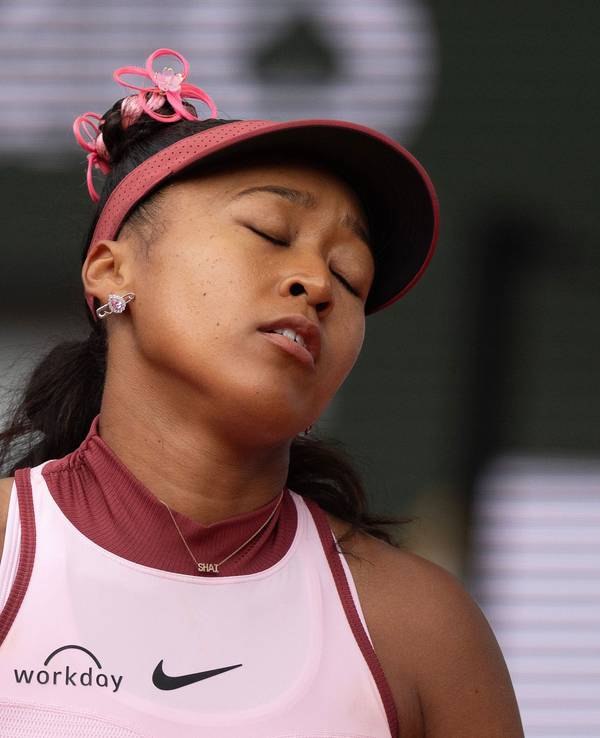 Naomi Osaka reagiert enttäuscht nach einem Ballwechsel.