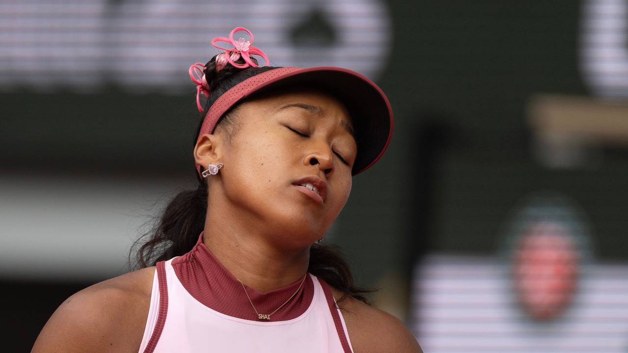 Naomi Osaka reagiert enttäuscht nach einem Ballwechsel.