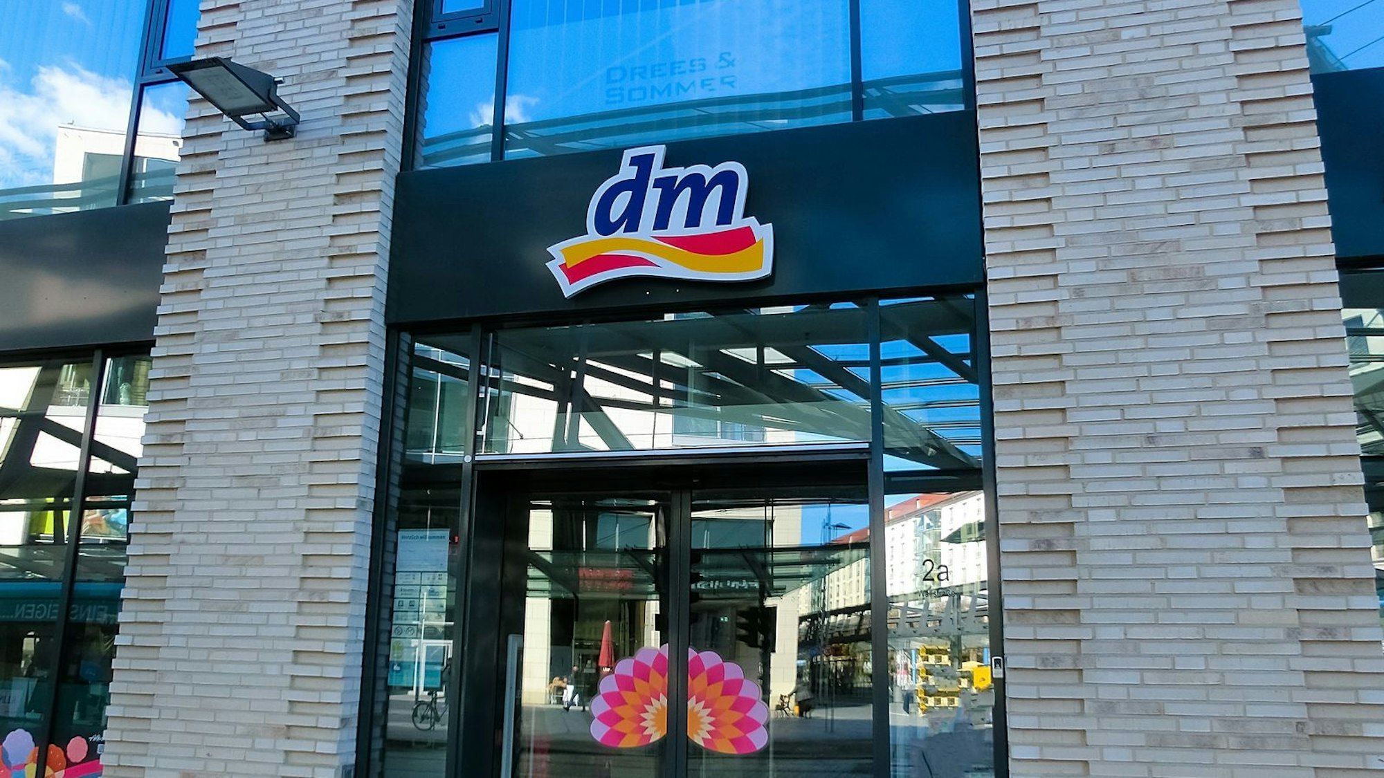 Eine dm-Filiale: Die Drogeriemarktkette ruft ein Balea-Produkt zurück.