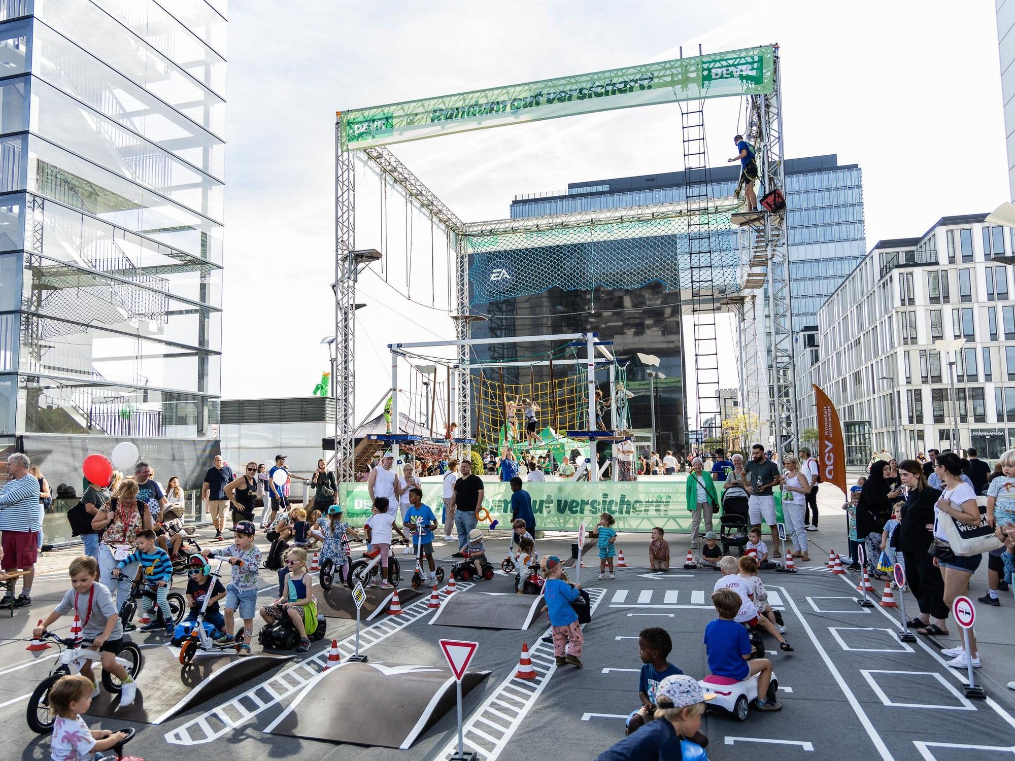 Straßenparcours beim Weltkindertag.