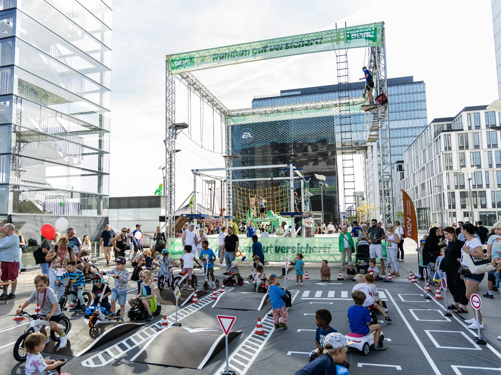 Straßenparcours beim Weltkindertag.