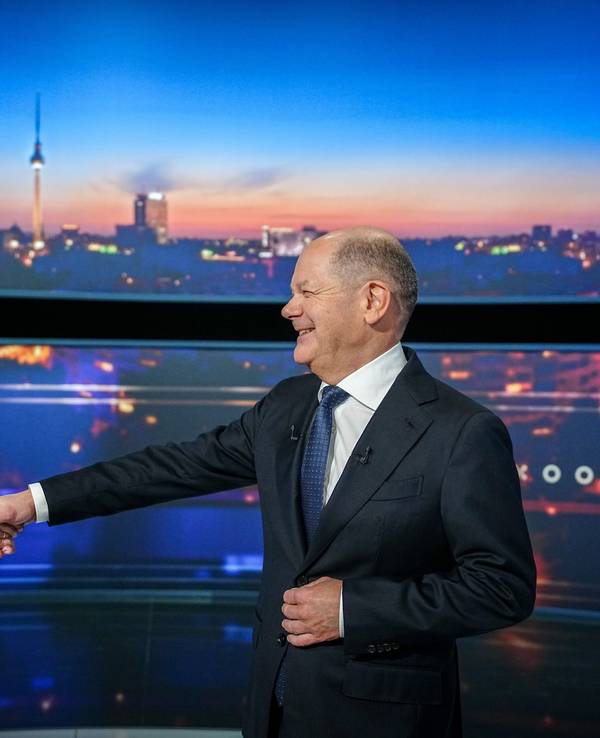 Pinar Atalay und der damalige Bundeskanzler Olaf Scholz begrüßen sich vor dem RTL-„Quadrell“ 2025.