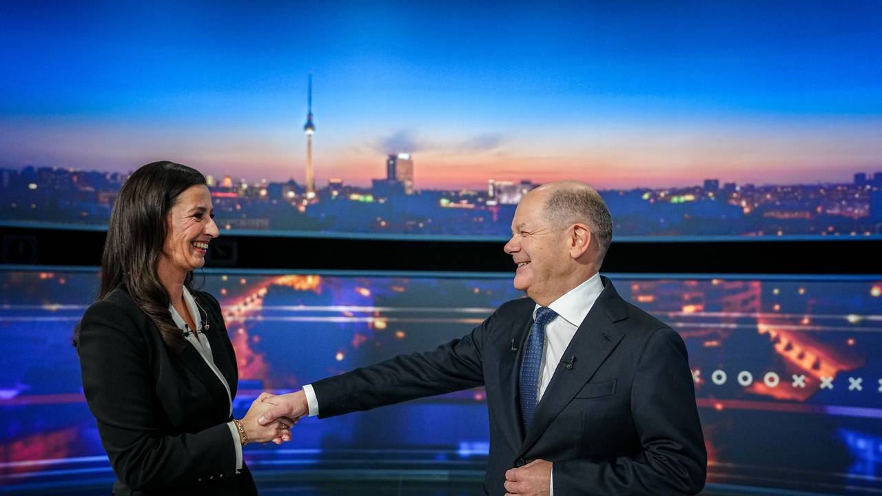 Pinar Atalay und der damalige Bundeskanzler Olaf Scholz begrüßen sich vor dem RTL-„Quadrell“ 2025.