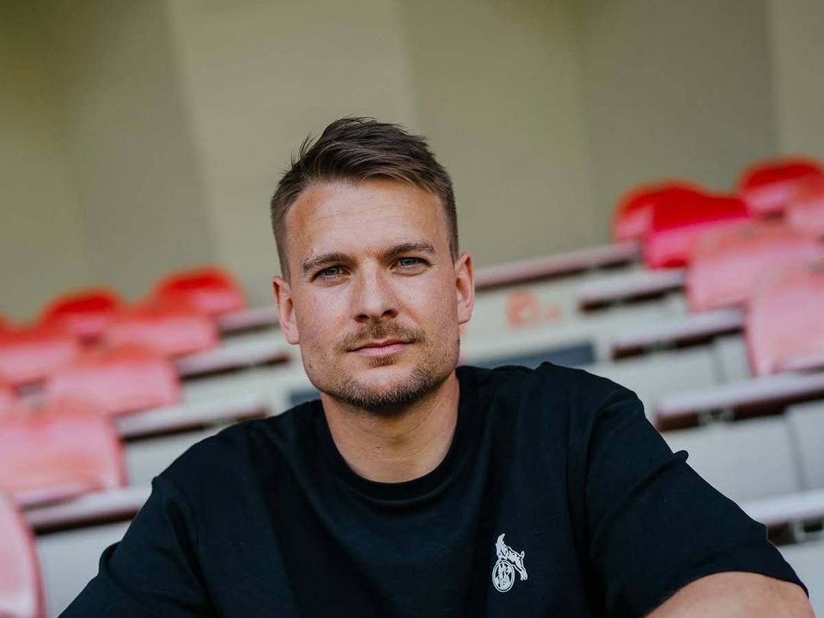 Luca Dürholtz sitzt im schwarzen FC-Shirt auf der Tribüne.